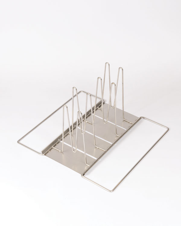 Porte-équipement métallique vide avec sections en fil métallique et boucles en zigzag, conçu pour tenir des gants et des bottes de pompier.