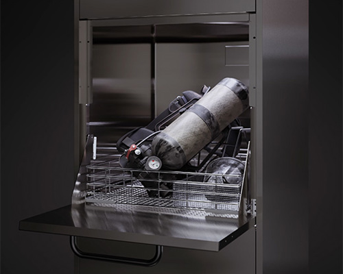 Machine de nettoyage ARI ouverte avec rack métallique contenant un cylindre d’air avec manomètre, utilisée pour l’équipement des pompiers.