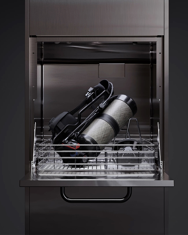 Decon Washer Pro S gris chargé avec une unité SCBA placée en toute sécurité à l’intérieur du support métallique de la machine.