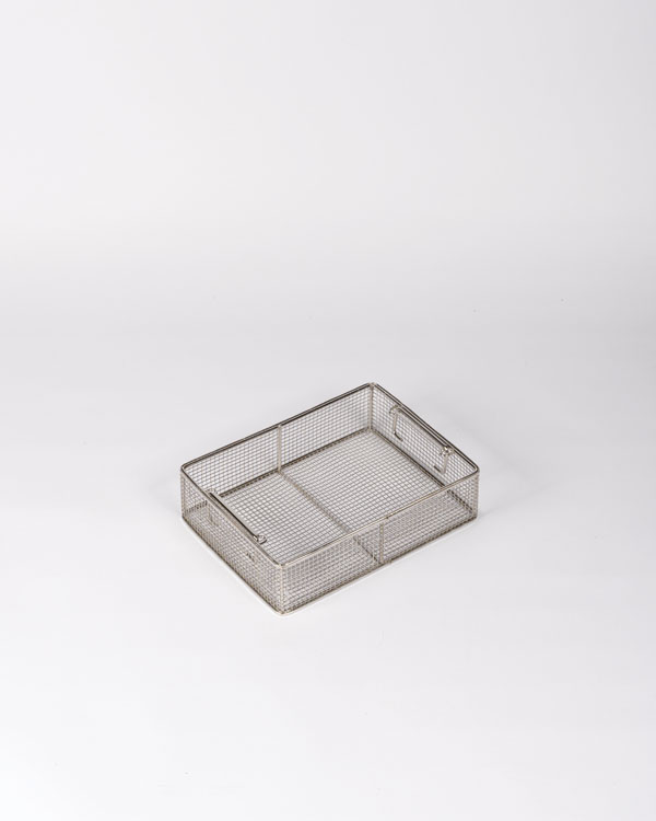 Panier rectangulaire en treillis métallique, conçu pour le Decon Washer Pro S afin de contenir les petits objets pendant le nettoyage.