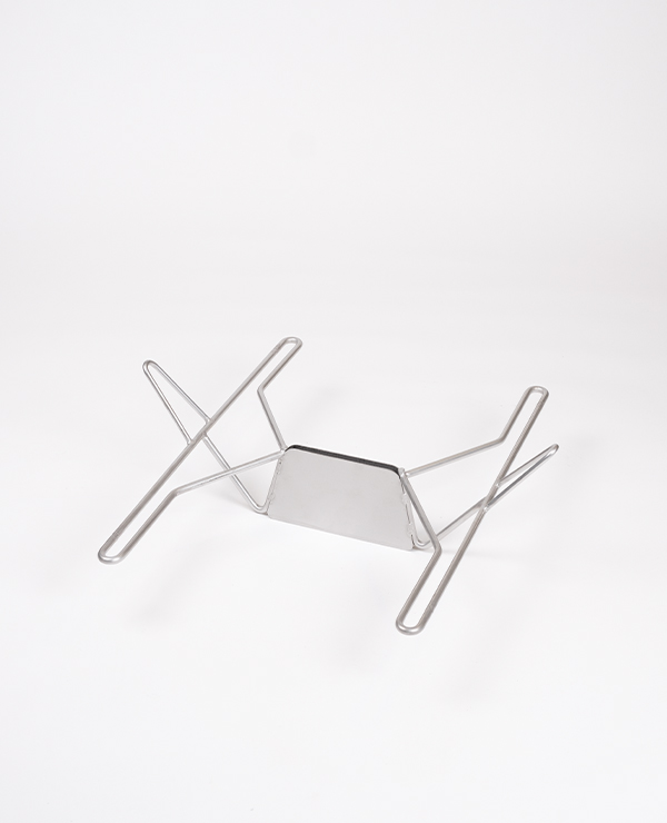 Metallhållare för dekontamineringsmaskin med armar för att hålla andningsluftflaskor (SCBA) på en triangulär bas.