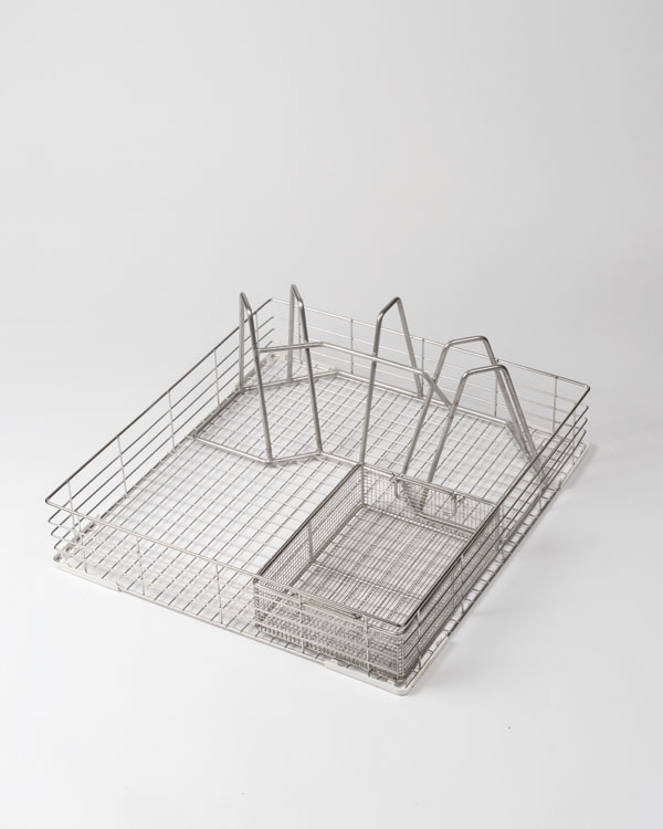 Panier métallique pour Decon Washer Pro S avec supports maintenant les ARI et les casques, doté de compartiments pour une décontamination organisée.