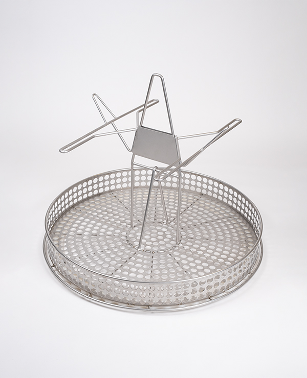 Metallkorg med perforerad botten och sidor, innehållande en abstrakt struktur för att säkra SCBA.