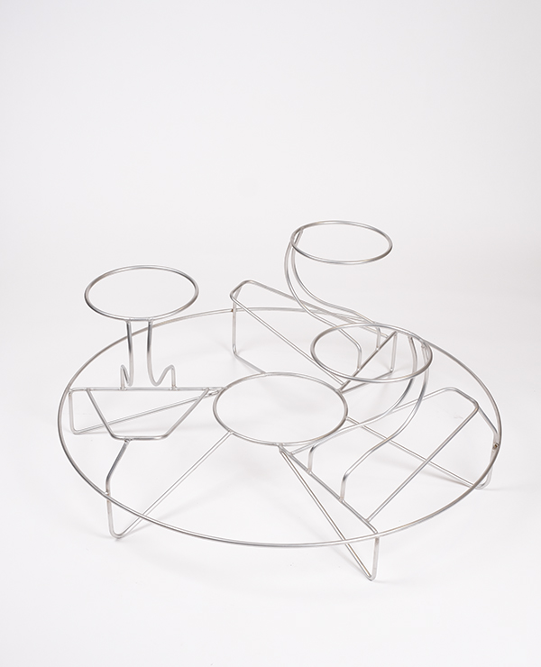 Metallhållare med tre runda plattformer på en cirkulär bas, utformad för att rymma upp till tre hjälmar.