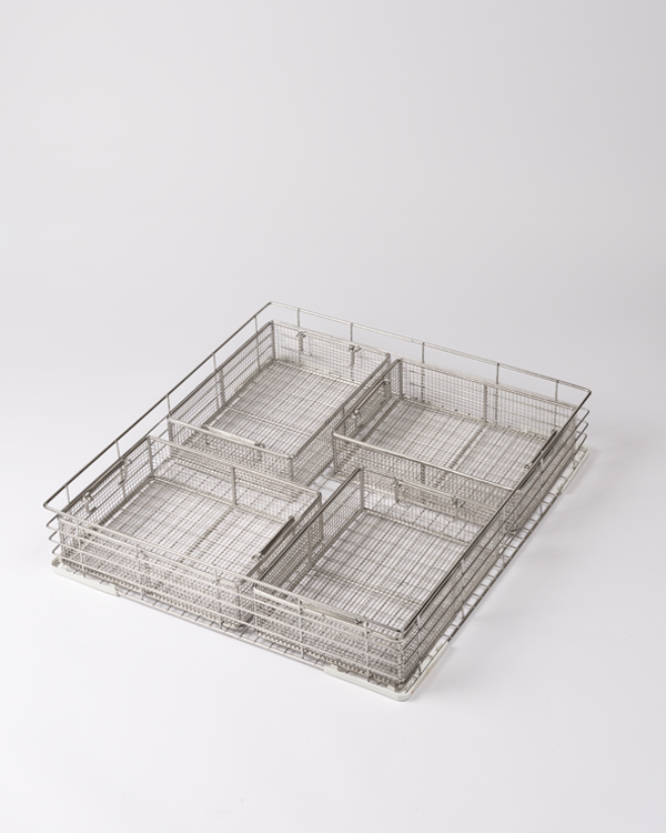Panier métallique standard avec quatre paniers accessoires disposés horizontalement et verticalement en disposition en grille.